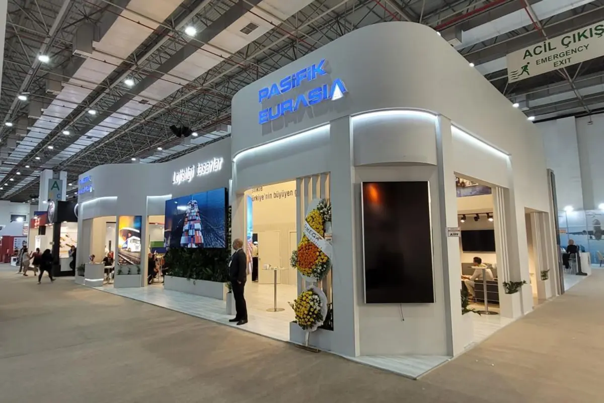 Pasifik Eurasia: Stand d’entreprise avec façade éclairée et espaces de rendez-vous.