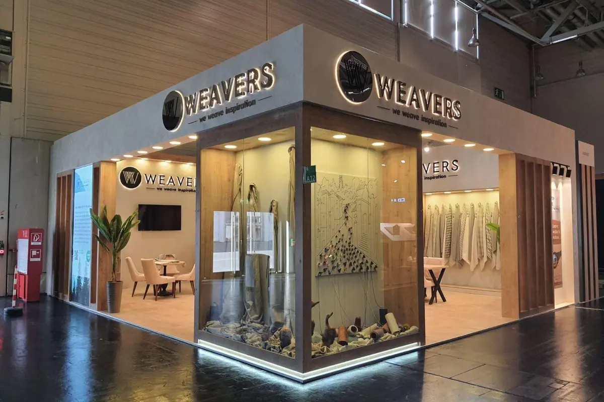 Weavers: Stand textile avec présentation d’échantillons et espace de rencontre.